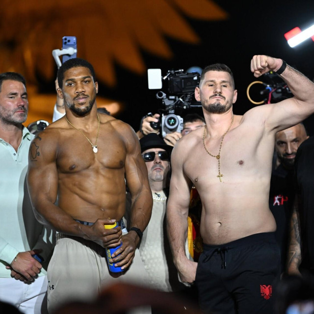 Anthony Joshua i Kristian Prenga prije meča
