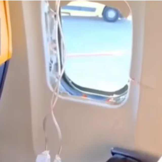  staklo u avionu Ryanaira