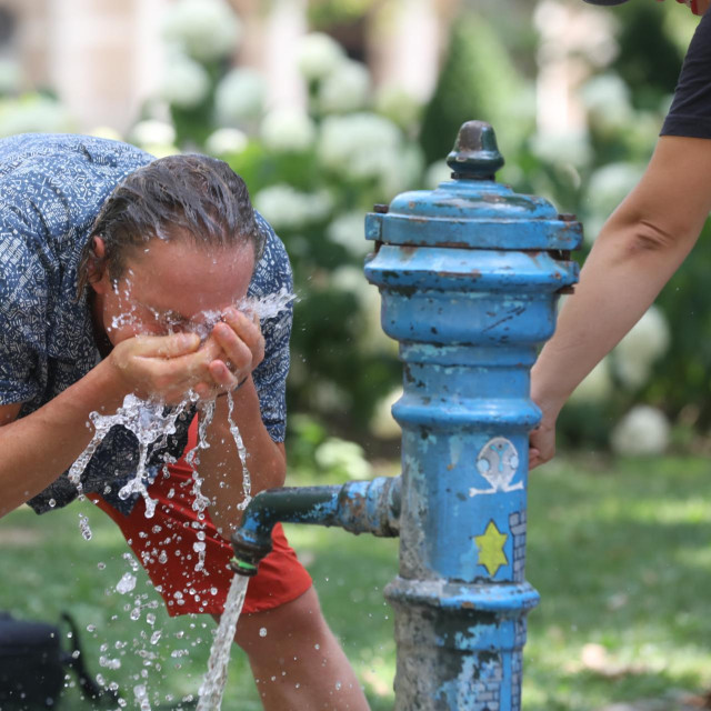 Građani zbog vrućina potražili osvježenje
 