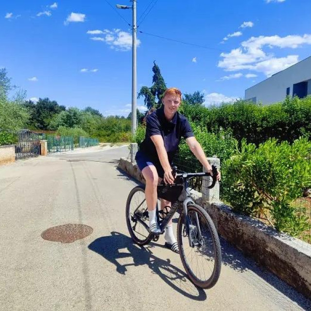 Elia Ballmer prešao je 730 kilometara na biciklu da bi posjetio baku i djeda