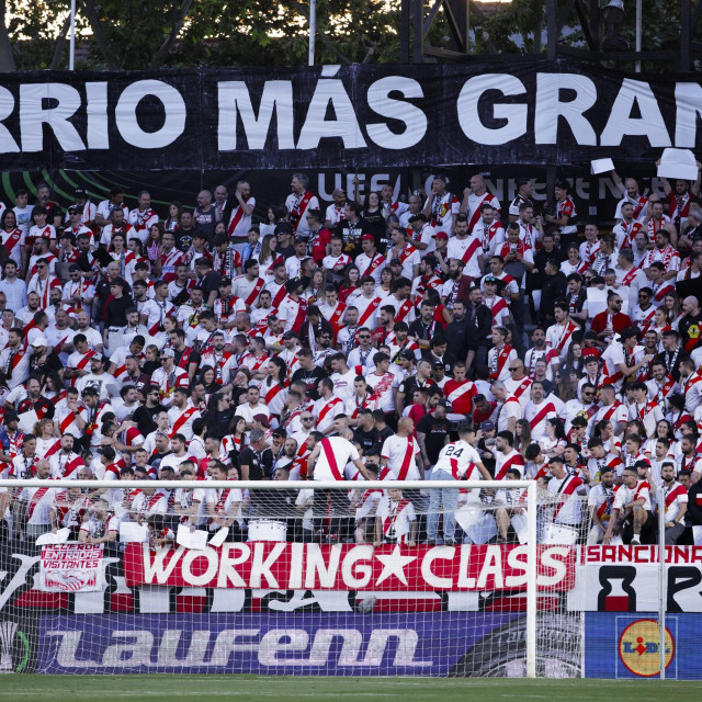 Navijači Rayo Vallecana na polufinalnoj utakmici Konferencijske lige 2025/26. između Rayo Vallecana i Strasbourga na stadionu Vallecas u Madridu