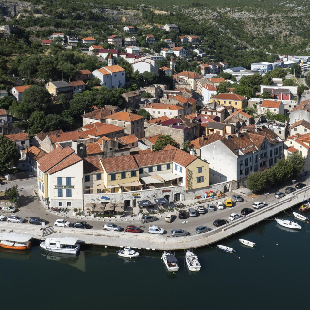 Panoramski pogled na Grad Obrovac na rijeci Zrmanji