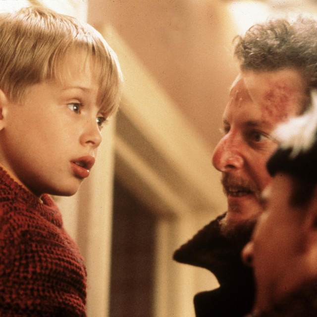 Macaulay Culkin, Joe Pesci, Daniel Stern

Sam u kući