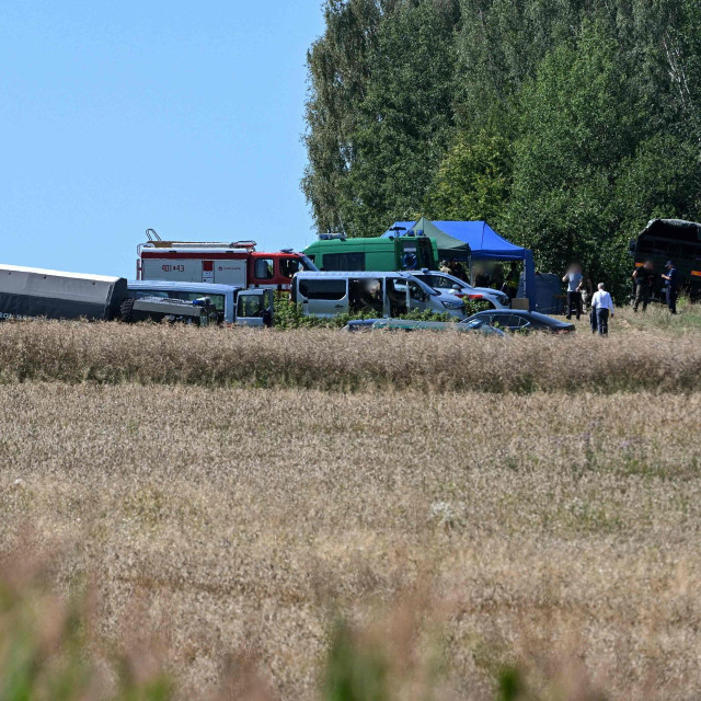 U blizini sela Tarnawa-Kolonia u istočnoj Poljskoj 30. srpnja 2026. vozila, policajci, vojnici i vatrogasci osiguravaju područje na koje je u ranim jutarnjim satima pao i eksplodirao leteći objekt, izvijestila je vatrogasna služba
