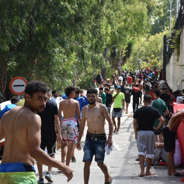 Deseci ljudi čekaju u Privremenom centru za prihvat imigranata u Ceuti, nakon što su jutros stigli iz Maroka bilo plivajući ili penjajući se preko lukobrana