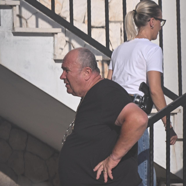Istražitelji dovode Željka Keruma na pretres u konobu ‘Pršut‘ u njegovu OPG-u Kerum
