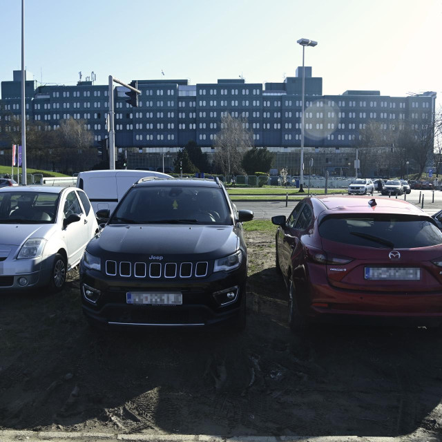 Nepropisno parkirani automobili kod KB Dubrava, ožujak 2026.