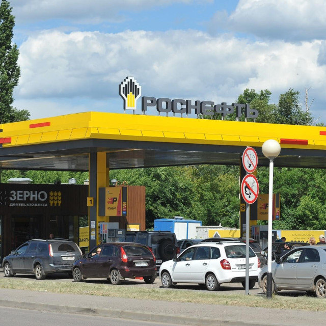 Benzinska stanica u Rusiji; ilustracija