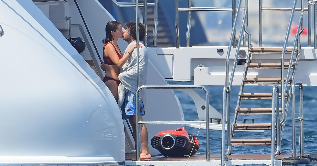 Poljupci, zagrljaji i skokovi u more: Selena Gomez i Benny Blanco uživaju u romantičnom odmoru