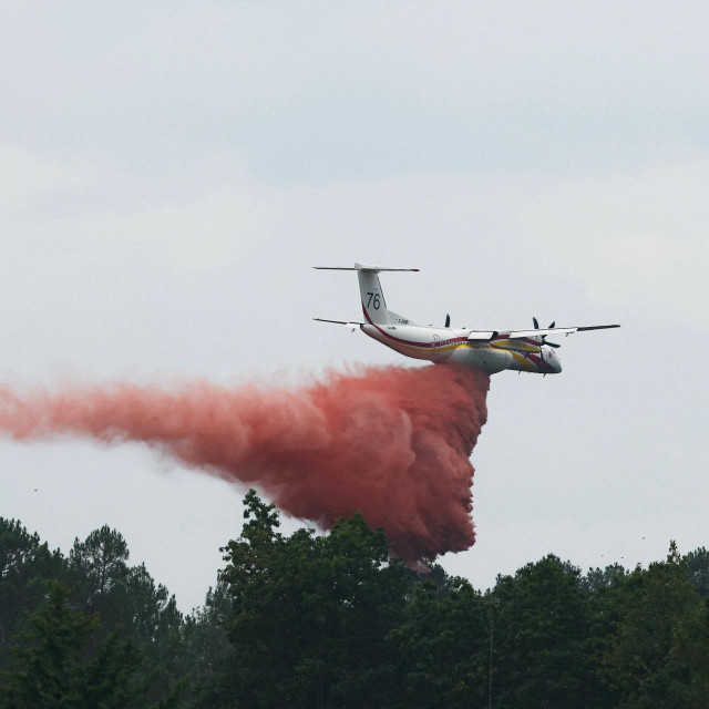 Zrakoplov Bombardier Dash 8 Q400 MR izbacuje usporivač gorenja iznad šume u blizini mjesta Marcheprime, oko 30 kilometara od Bordeauxa, 27. srpnja 2026.
