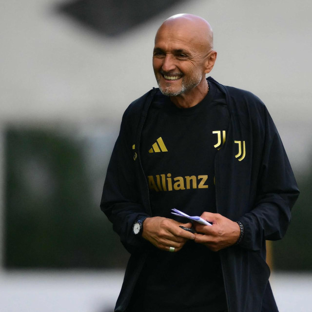 Talijanski trener Juventusa Luciano Spalletti smiješi se nakon prijateljske nogometne utakmice između Juventusa i Nice