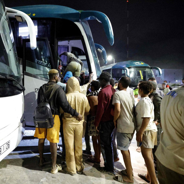 Migranti čekaju na ukrcaj u autobuse za povratak kućama