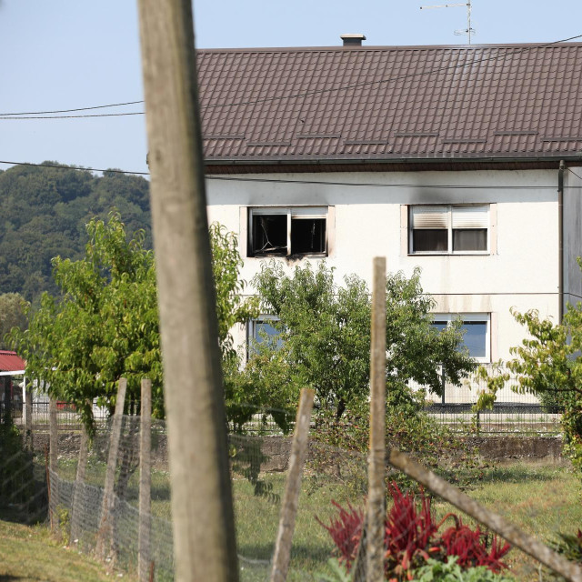 Nakon što su vatrogasci ugasili požar, u kući su pronađena tri mrtva tijela