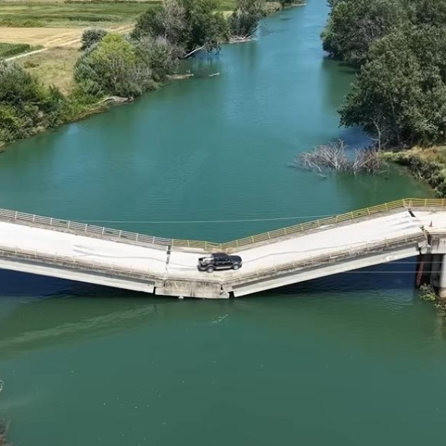 Slomljeni most na rijeci Pinios