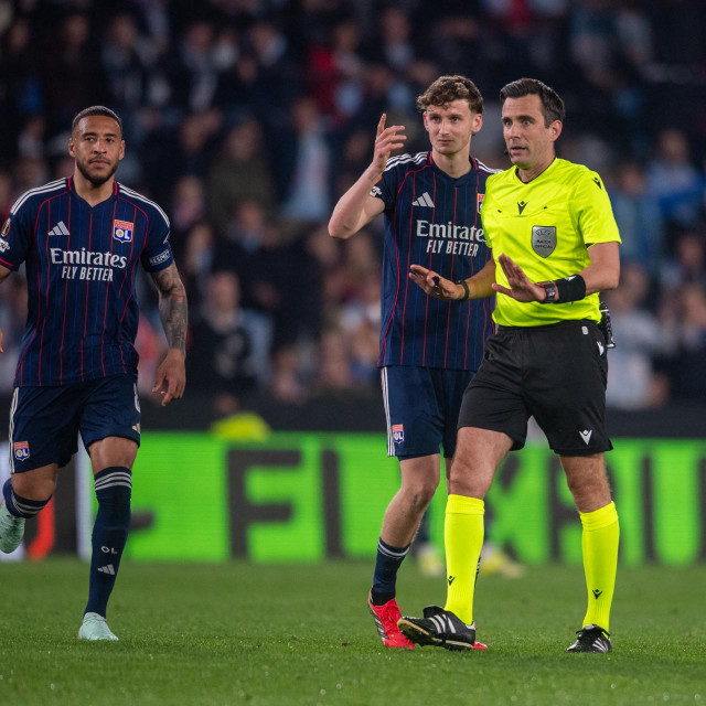 Erik Lambrechts, sudac utakmice, u akciji tijekom UEFA Europa lige 2025/26