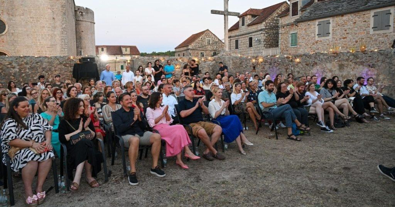 Sanja Musić Milanović u opuštenom izdanju na Hvaru: prva dama zablistala je u ružičastoj kombinaciji