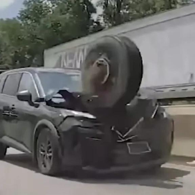 Trenutak u kojem kotač udara u auto