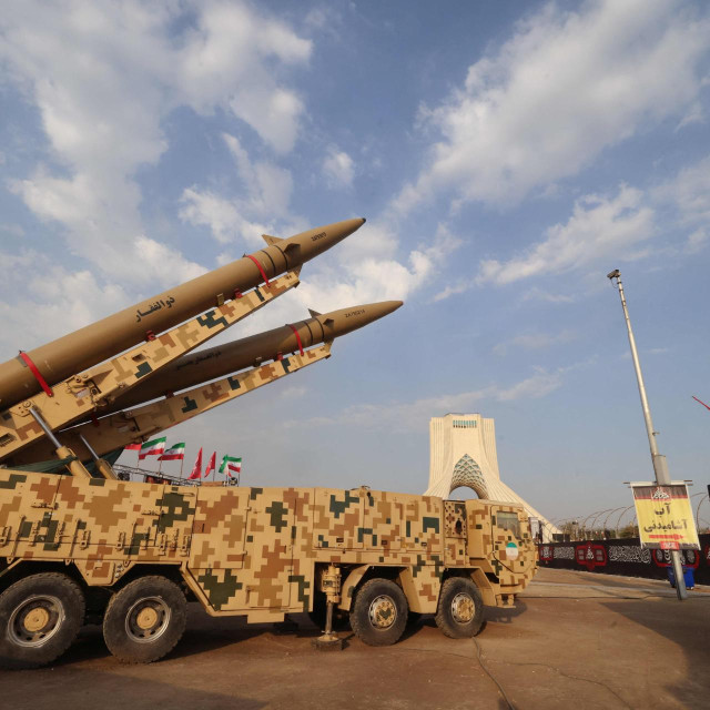 Iranske rakete na trgu u Teheranu