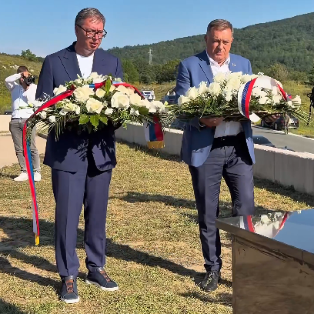 Predsjednik Srbije Aleksandar Vučić neformalni srpski lider u BiH Milorad Dodik polažu vijence kod Bosanskog Petrovca