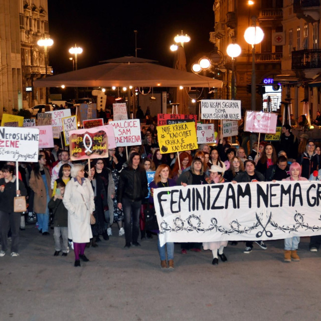 Rijeka, 080325.
Osmi Nocni mars, tradicionalni prosvjedni skup podrske borbi za zenska prava, u organizaciji inicijative Gradjanke i gradjani Rijeke i lokalnih ljudsko-pravaskih udruga PaRiter, SOS Rijeka i LORI, pod geslom Feminizam nema granica, od Spomenika oslobodjenju do Trga 128. brigade.