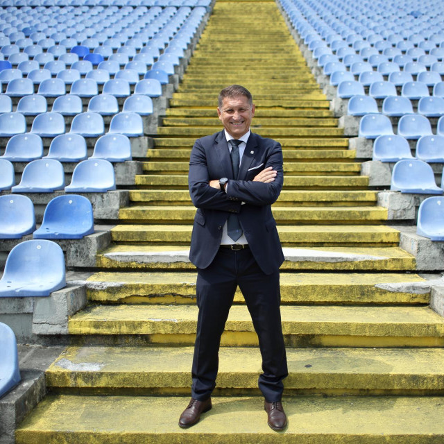 Zagreb, 230726.
Silvio Maric s novim Honor mobitelom snimljen na stadionu Maksimir.