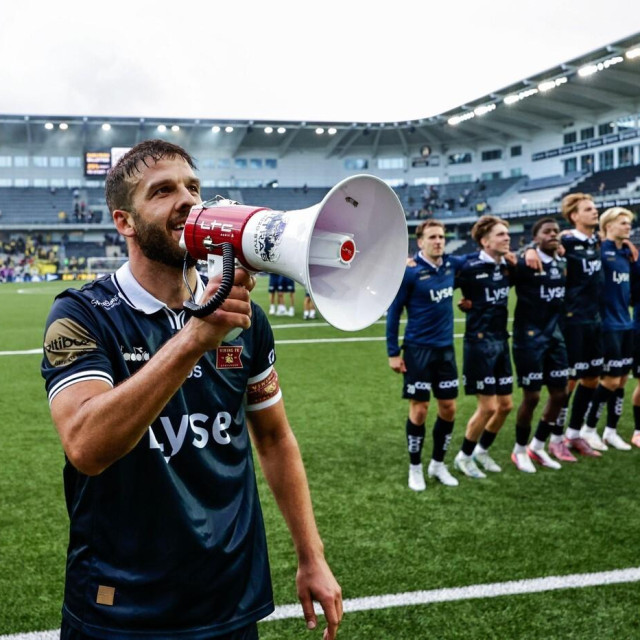 Kapetan momčadi Zlatko Tripić slavi pobjedu sa suigračima