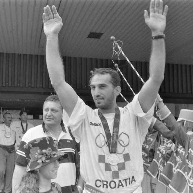 Doček zlatnih rukometaša sa OI u Atlanti. Goran Perkovac u društvu predsjednika HRS-a Željka Kavrana