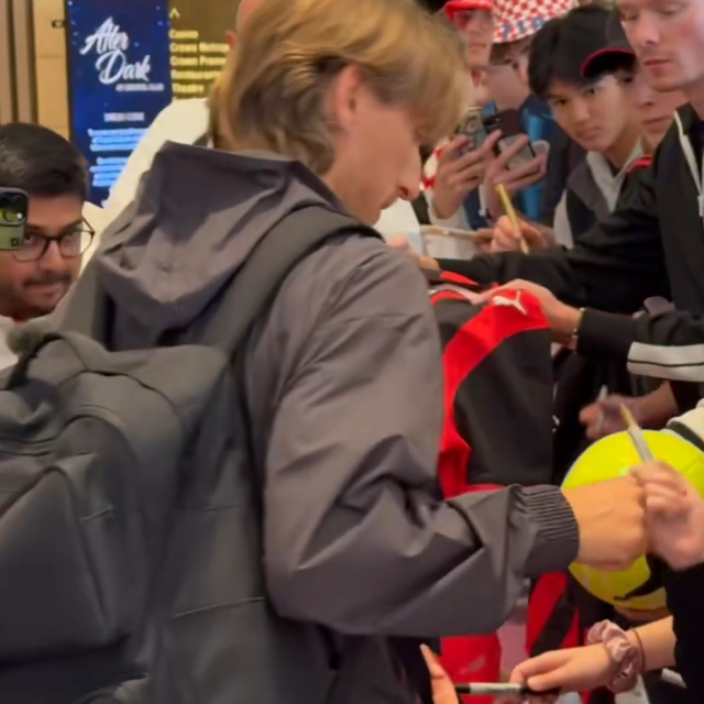 Luka Modrić na kratko je morao prekinuti intervju zbog pjesme navijača.