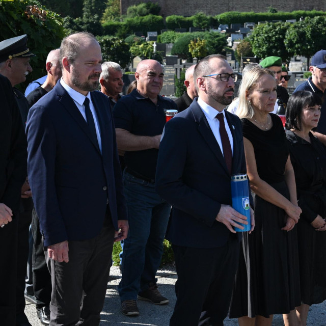 Zid boli, središnji križ u Aleji hrvatskih branitelja i spomenik Kenotaf na Krematoriju.
Na fotografiji: Tomislav Tomašević s izaslanstvom