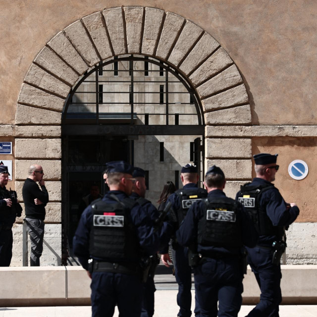 Nalog za uhićenje Mehdija Laribija izdan je u sklopu opsežne istrage pod nazivom „Octopus” koju vodi Specijalizirano međuregionalno pravosuđe (JIRS) iz Marseillea, grada koji je glavno uporište kriminalne organizacije „DZ Mafia”