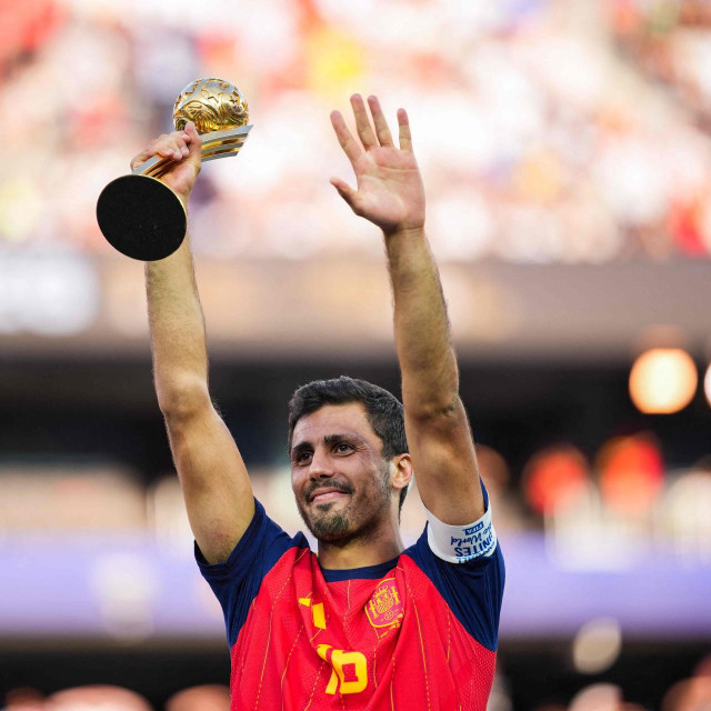 Rodri s trofejem osvajača Svjetskog nogometnog prvenstva