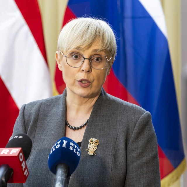 Nesreća Pirc Musar izazvala je oštre reakcije slovenske javnosti i medija, prvenstveno zbog trodnevnog kašnjenja u objavi službenih detalja i sumnji u prikrivanje informacija