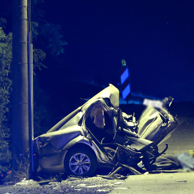 Automobil se prepolovio na pola.
 