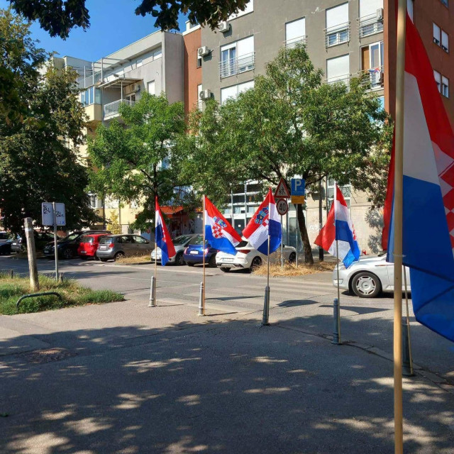 Hrvatske zastave postavljene na Trnju