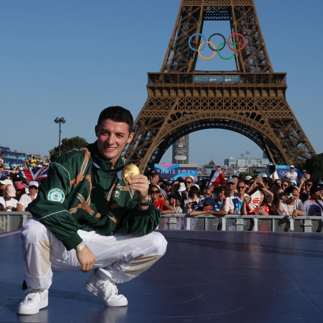 Rhys Mc Clenaghan ponosno pozira sa zlatom osvojenim u Parizu prije dvije godine