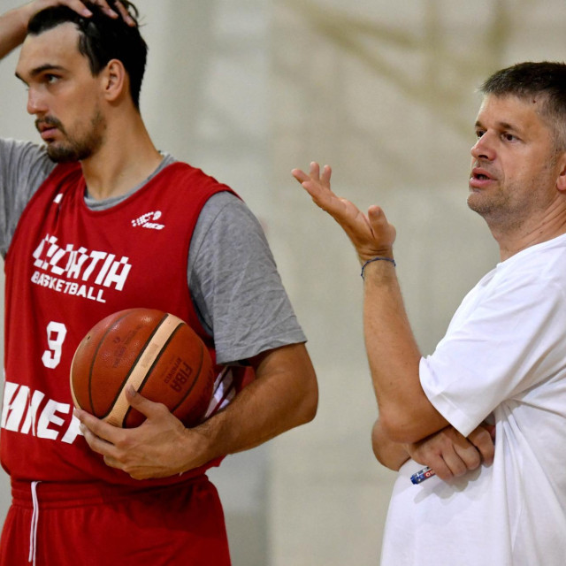 Izbornik Tomislav Mijatović s kapetanom Darijom Šarićem