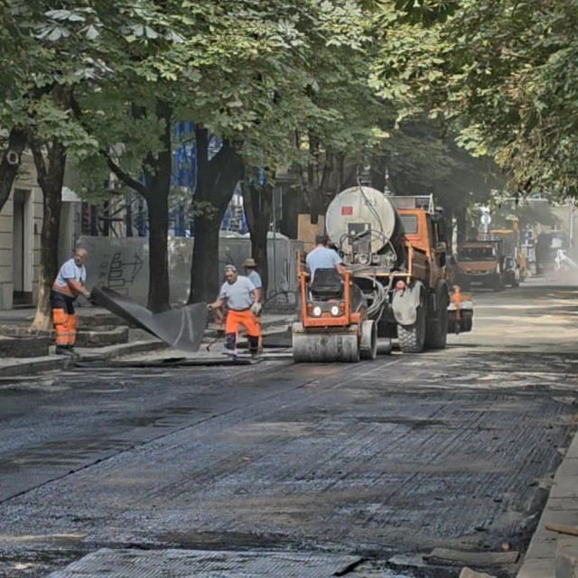 Radnici u Deželićevoj završavaju prvi premaz asfalta na kolnik