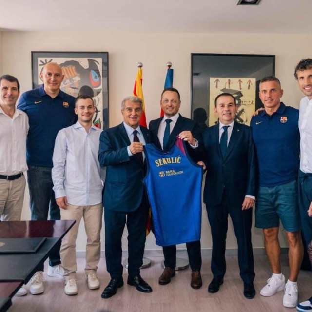 Jurica Žuža (drugi s lijeva) na predstavljanju u Barceloni, u sredini su Joan Laporta i Aleksander Sekulić