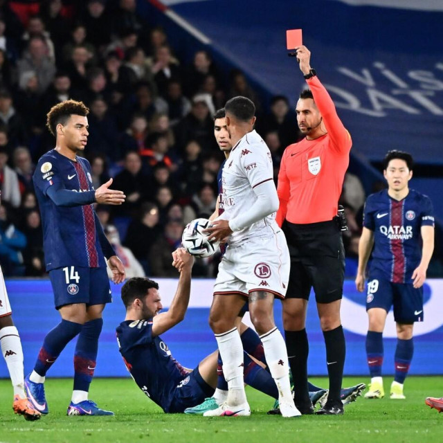 Abdelatif Kherradji pokazuje crveni karton igraču Metza protiv PSG-a