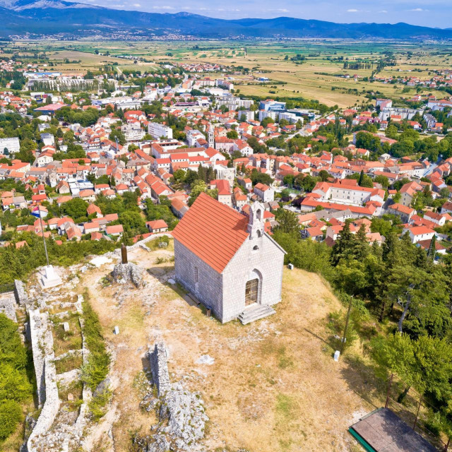 Tvrđava Grad s crkvicom i kipom Gospe Sinjske visokim 2,5 metara