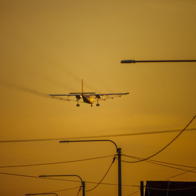 Zaprašivanje komaraca avionom iznad Petrijevaca, naselja u blizini Osijeka.  Prema WHO-u, virus Zapadnog Nila obično se prenosi između komaraca i ptica