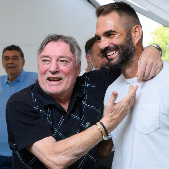 Veteran Hajduka, Ivan Katalinić primio je nagradnu za životno djelo u Bijelom salonu stadiona Poljud uz nazočnost igrača prve momčadi i veterana, Vilson Djoni, Tomislav Bušić
 