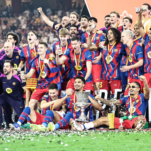 Prijevod: ”Igrači Barcelone slave s trofejom nakon pobjede u finalu španjolskog Superkupa protiv Real Madrida”