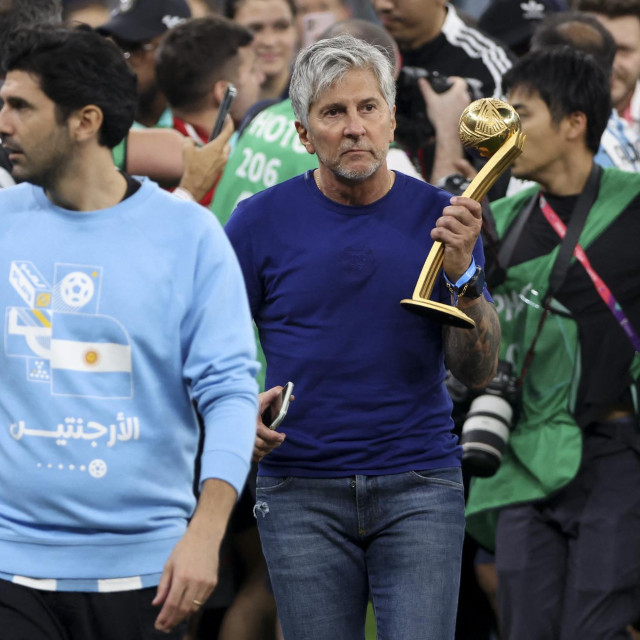 Jorge Messi s trofejem Lionela Messija za najboljeg igrača Svjetskog prvenstva 2022.