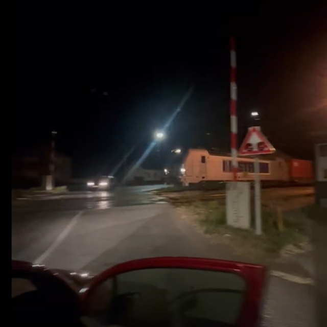 Podignuta rampa dok vlak dolazi