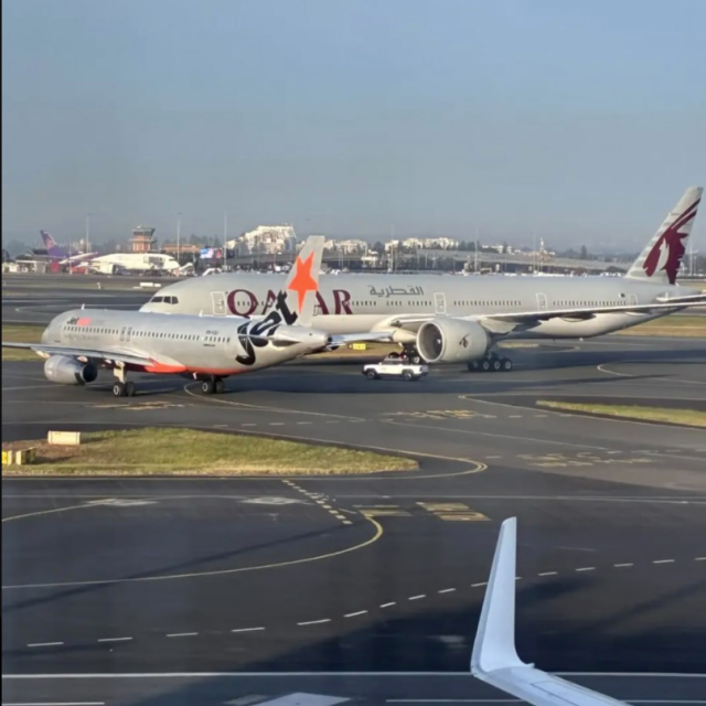 Zrakoplov Jetstara kretao se prema uzletnoj stazi za let prema saveznoj državi Queensland kada je posada ugledala zrakoplov Qatar Airwaysa, koji je vukao tegljač