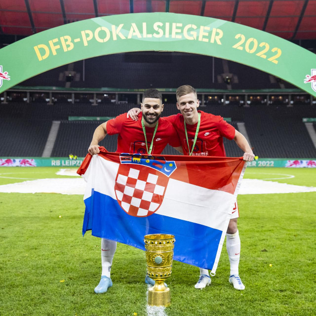 Joško Gvardiol i Dani Olmo slave s trofejem nakon finala njemačkog Kupa između Freiburga i RB Leipziga u Berlinu 22. svibnja 2022.