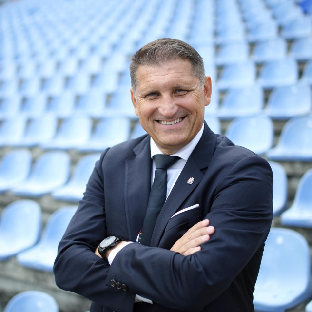 Zagreb, 230726.
Silvio Maric s novim Honor mobitelom snimljen na stadionu Maksimir.
