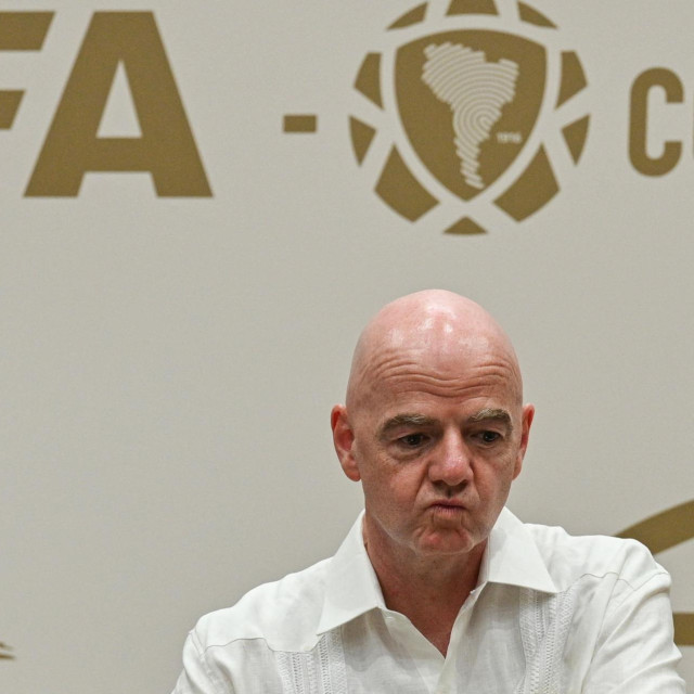 Predsjednik FIFA-e Infantino se 10. kolovoza ponovno našao na udaru kritika nakon zajedničkog pisma UEFA-e, CONCACAF-a i AFC-a u kojem je poručeno da nogomet „ne pripada nijednom pojedincu“