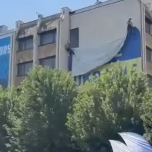 Radnici uklanjaju ukrajinsku zastavu sa zgrade u centru Prištine